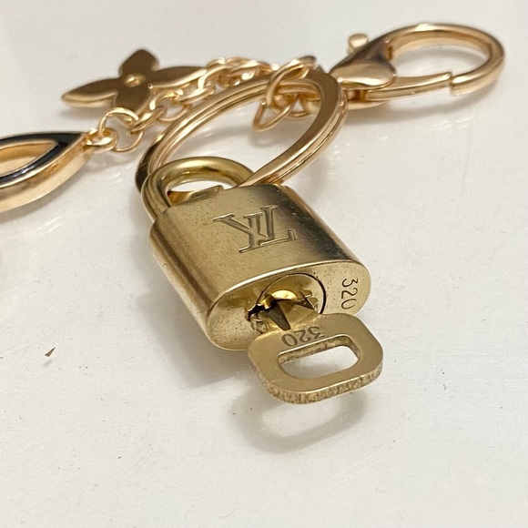 LOUIS VUITTON LOCK AND KEY ON KEYCHAIN #320-2 - Picture 5 of 10
